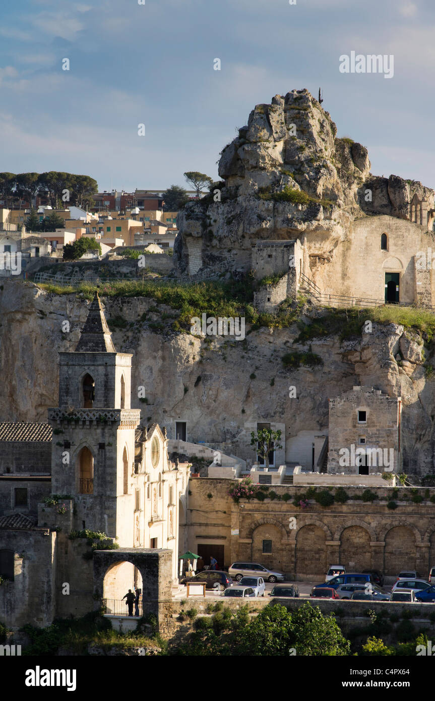 Italia - Matera, la chiesa di San Pietro con la roccia dietro. Foto Stock