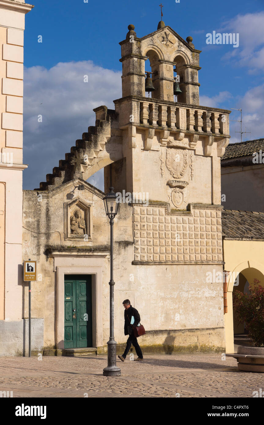 Italia - la principale Piazza Vittorio Veneto, dalla piazza della città di Matera e il suono delle campane della cappella di Mater Domini. Foto Stock