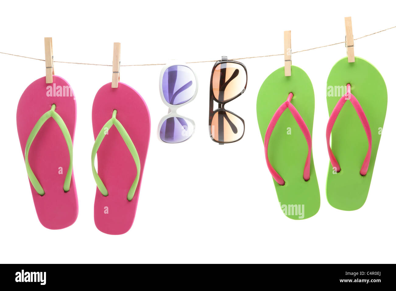 Il flip-flop sandles e occhiali da sole appeso a clip da una linea di abbigliamento Foto Stock