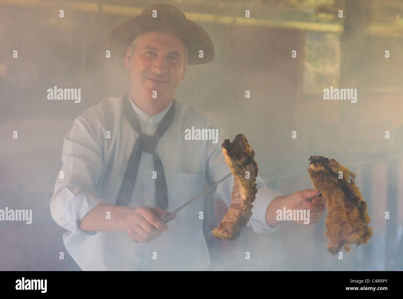 Gaucho barbecueing nervature in ranch, Argentina Foto Stock