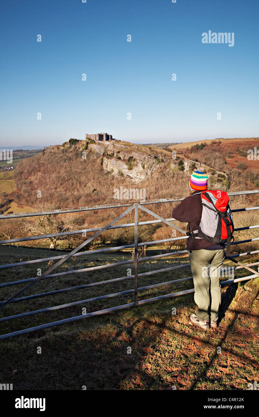 Ammirando la vista, Carreg Cennen Castello, Parco Nazionale di Brecon Beacons, Galles Foto Stock