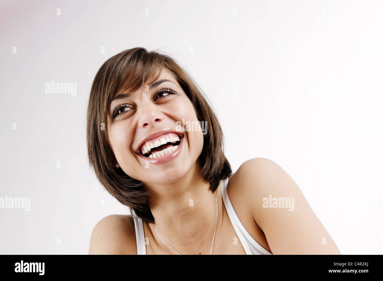 Giovane donna bruna, 25 anni, ridendo, divertendosi, piena di gioia - Junge Frau, braunhaarig, 25, lacht, lachend, Spaß, Freude Foto Stock