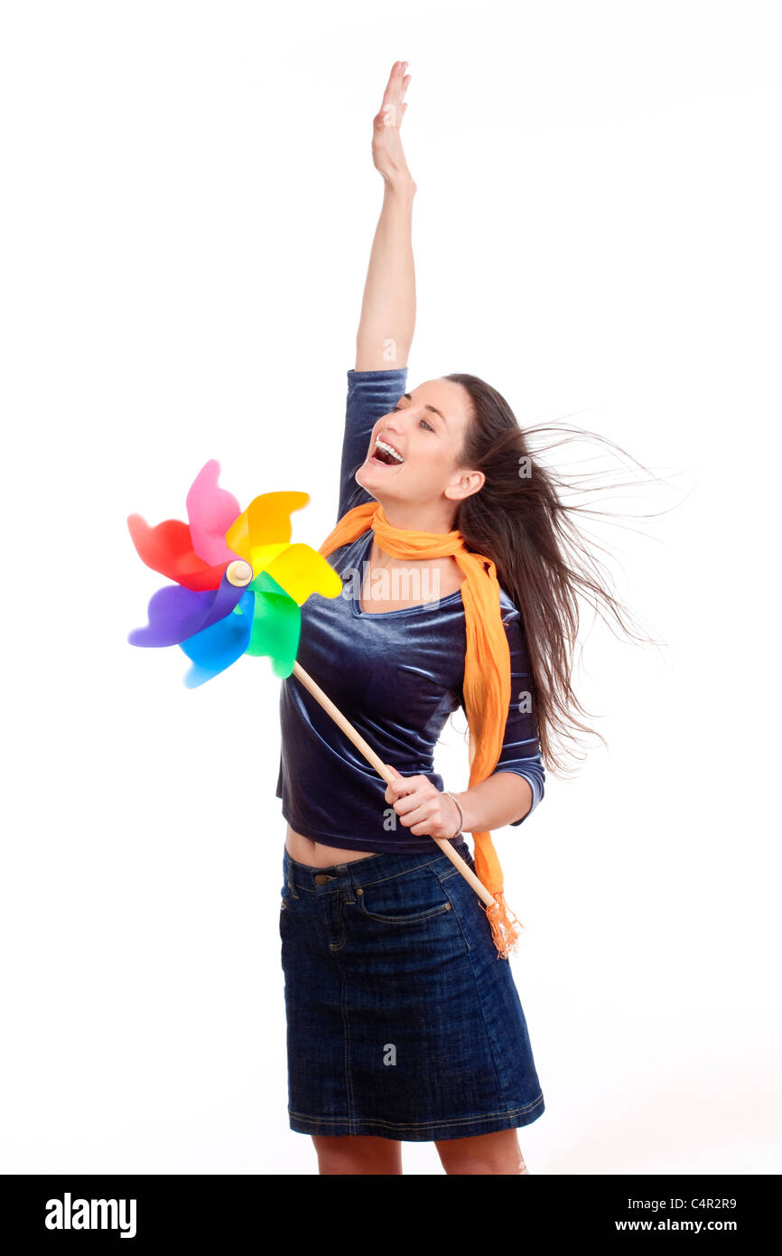 Bella giovane donna con una girandola multicolore sventolare - isolato su bianco Foto Stock
