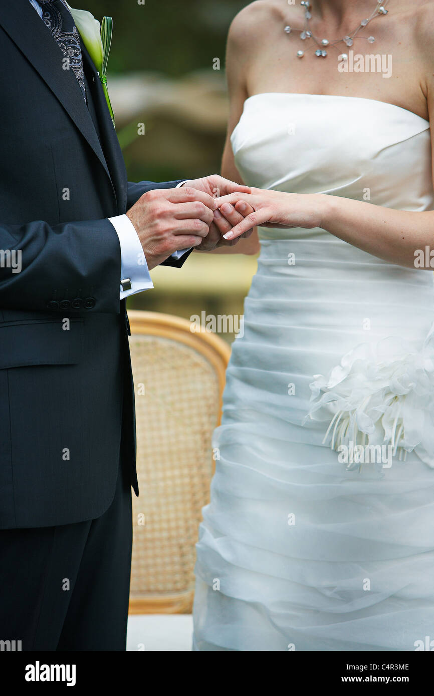 Lo sposo mettendo ad anello sulla sposa del dito, Calixa-Lavallee, Quebec, Canada Foto Stock