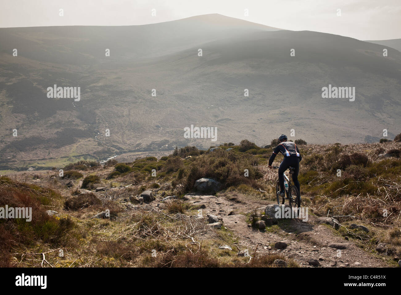 Irish mountain bike champion Robin Seymour scorre verso il basso di un roccioso trailt, County Wicklow, Repubblica di Irlanda Foto Stock