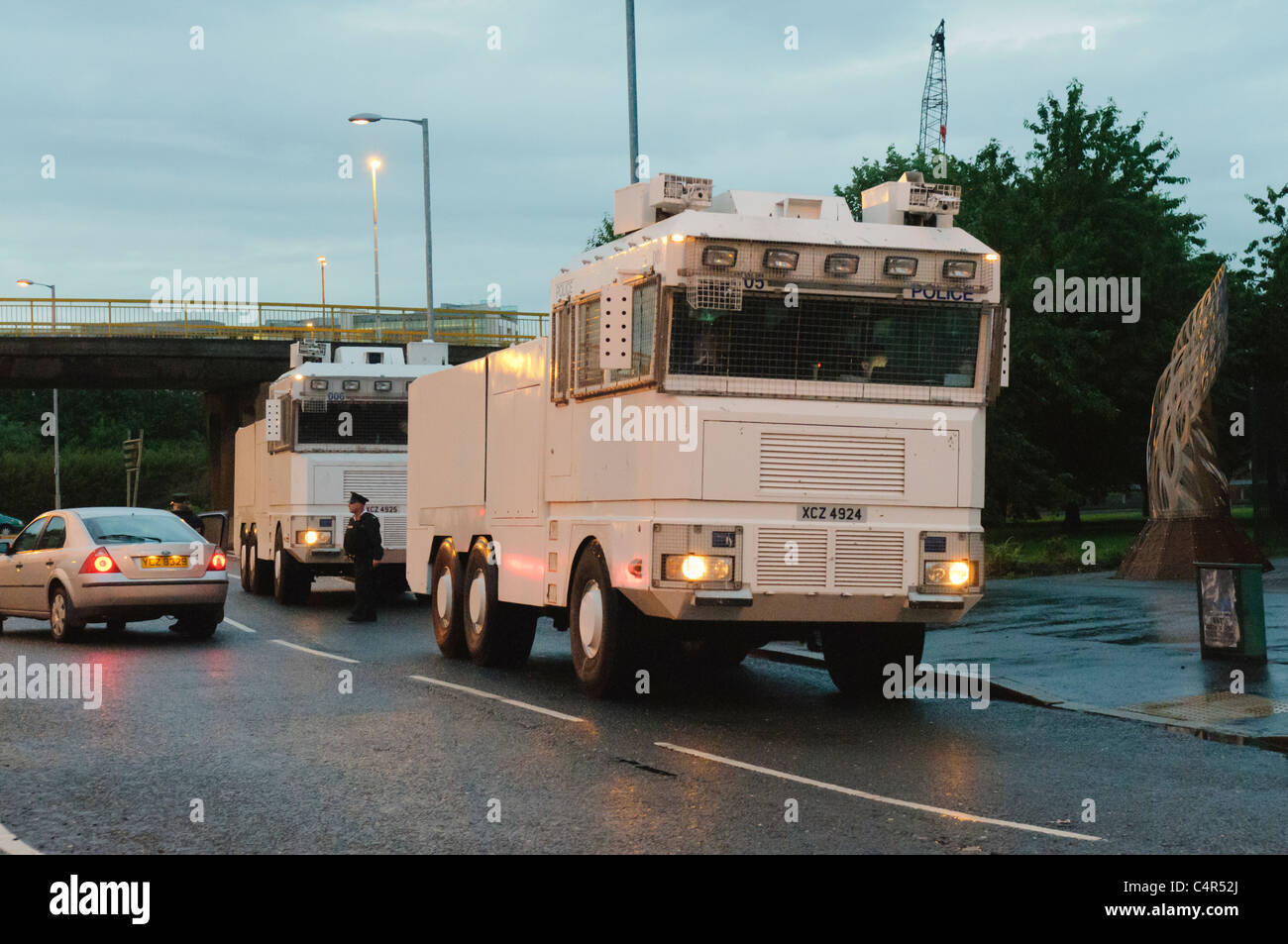 Due PSNI cannone ad acqua parcheggiata fino e in attesa di essere distribuito per il controllo della folla. Foto Stock