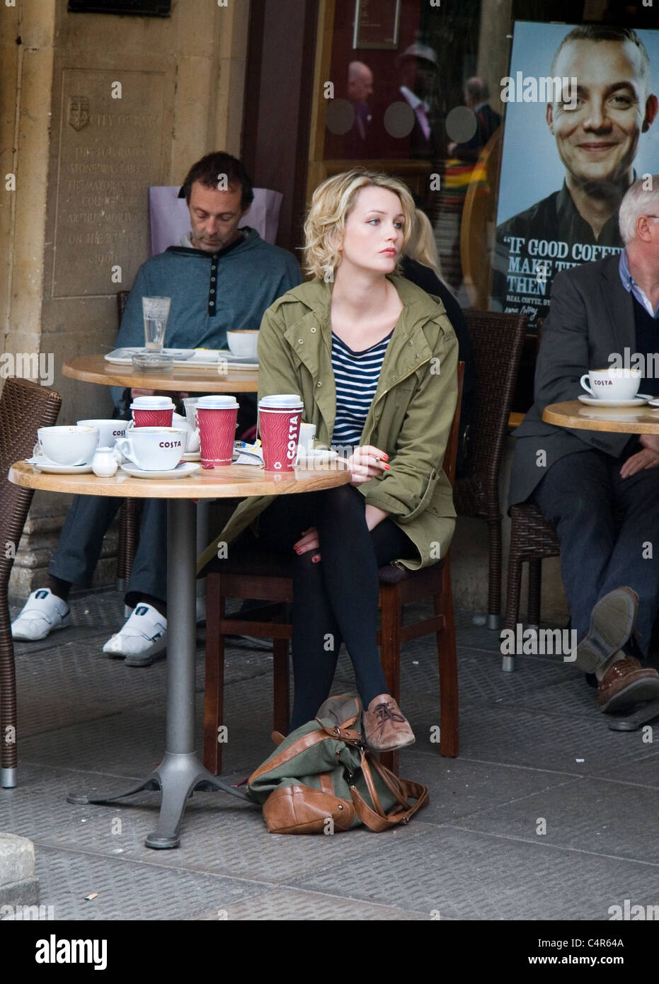 La gente seduta ai tavoli al di fuori di una Costa Coffee bar; bagno, England, Regno Unito Foto Stock