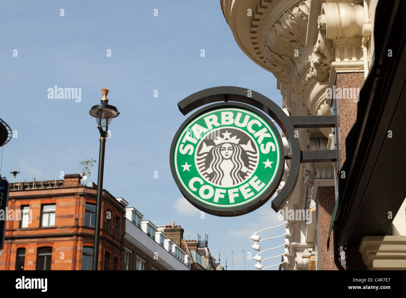 Starbucks Coffee shop segno, Shaftesbury Avenue, Londra, Inghilterra Foto Stock