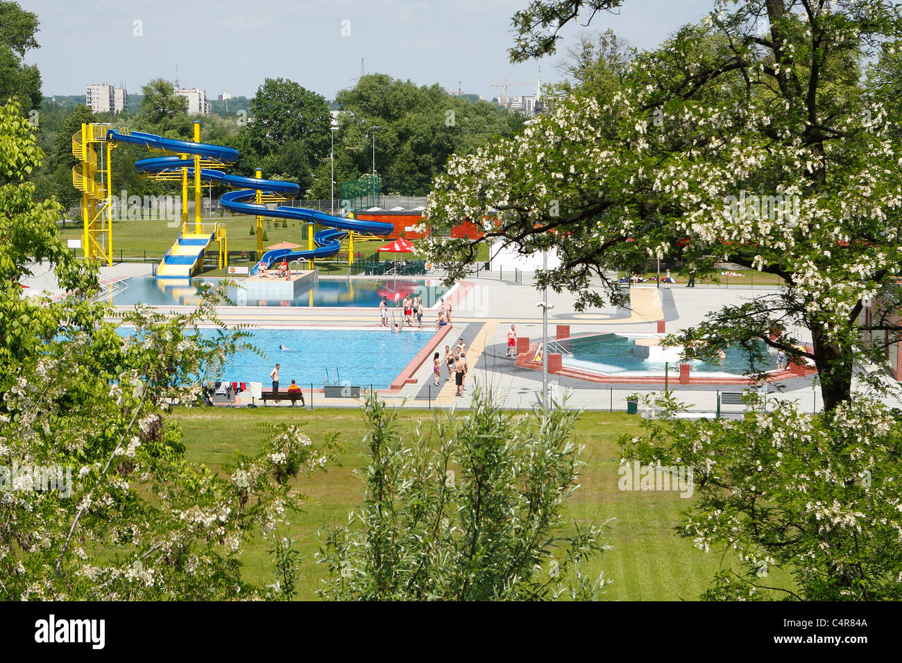 Piscina all'aperto con scivolo d'acqua. Foto Stock
