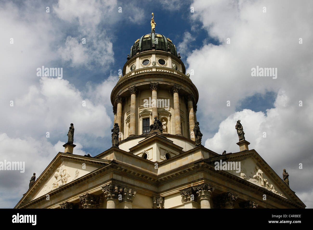 Esterno della chiesa francese (riformata) di Friedrichstadt comunemente conosciuta come Franzosischer Dom a Berlino, Germania Foto Stock