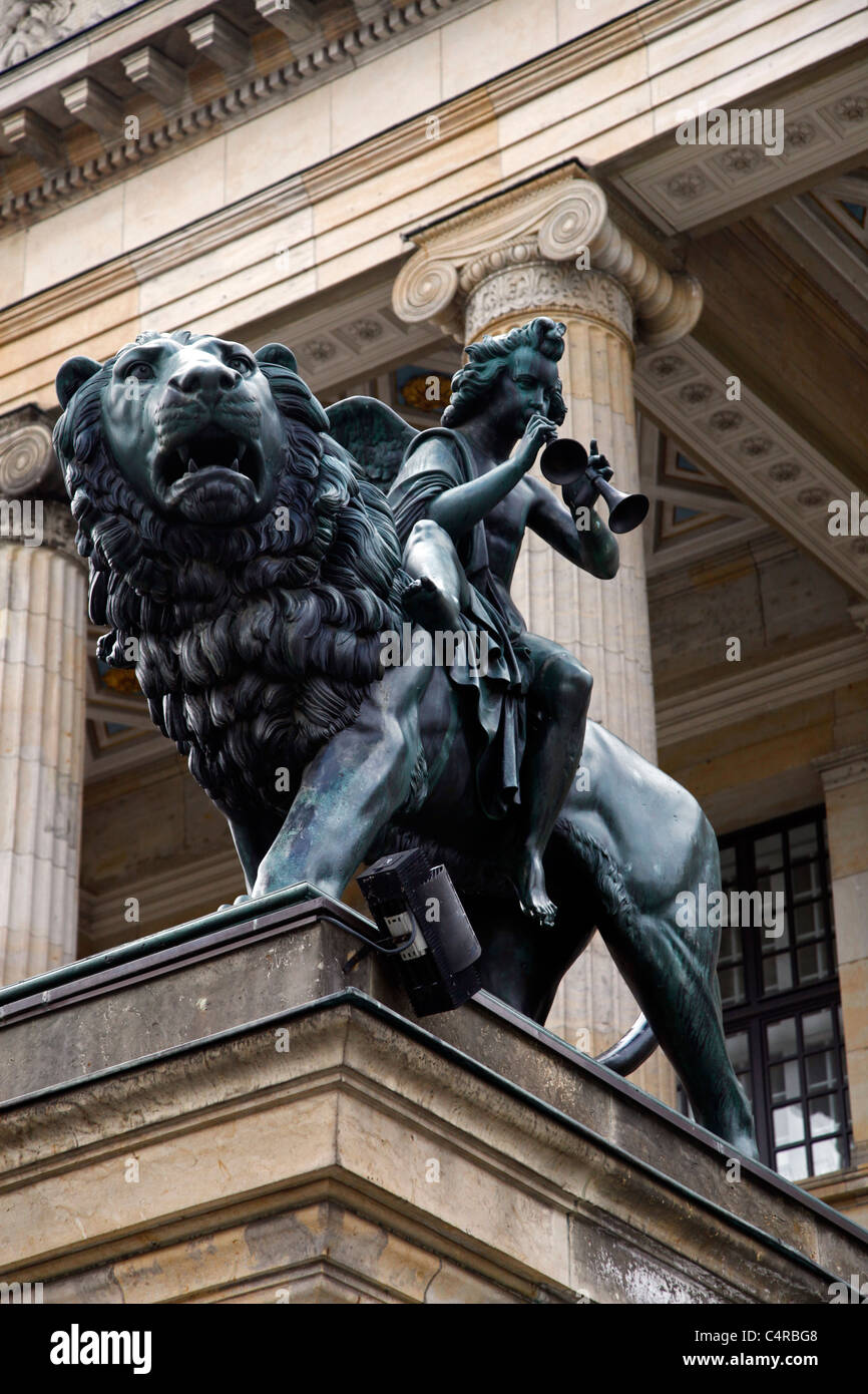 La statua "Genius of Music Riding a Lion" di Christian Friedrich Tieck si trova all'ingresso della Konzert haus Concert House, ex Schauspielhaus, a Gendarmenmarkt, Berlino Germania Foto Stock