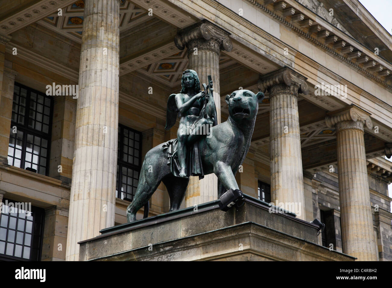 La statua "Genius of Music Riding a Panther" di Christian Friedrich Tieck si trova all'ingresso della Konzert haus Concert House, ex Schauspielhaus, a Gendarmenmarkt, Berlino Germania Foto Stock