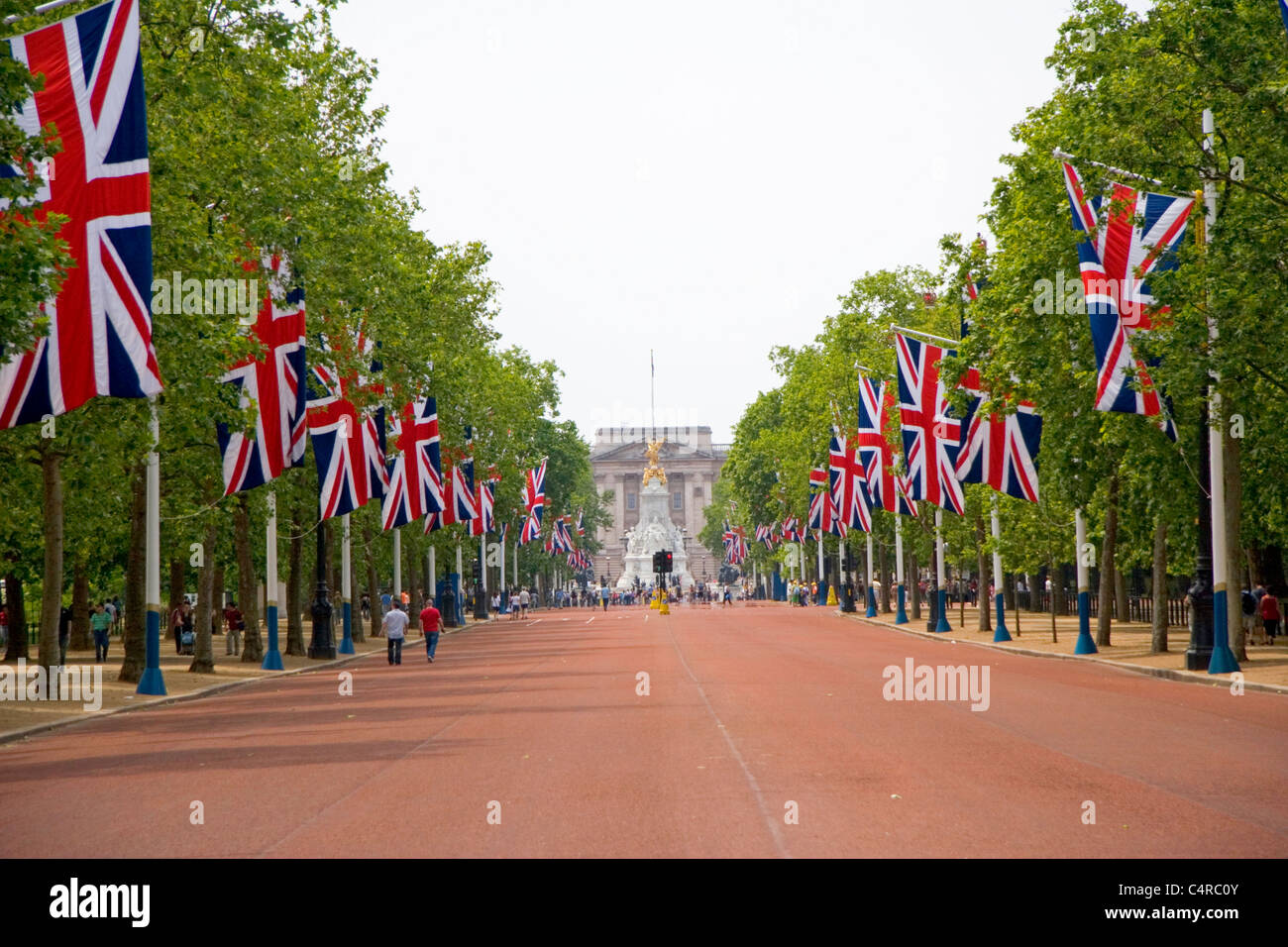 La strada che conduce verso il basso in Buckingham Palace a Londra, Inghilterra Foto Stock