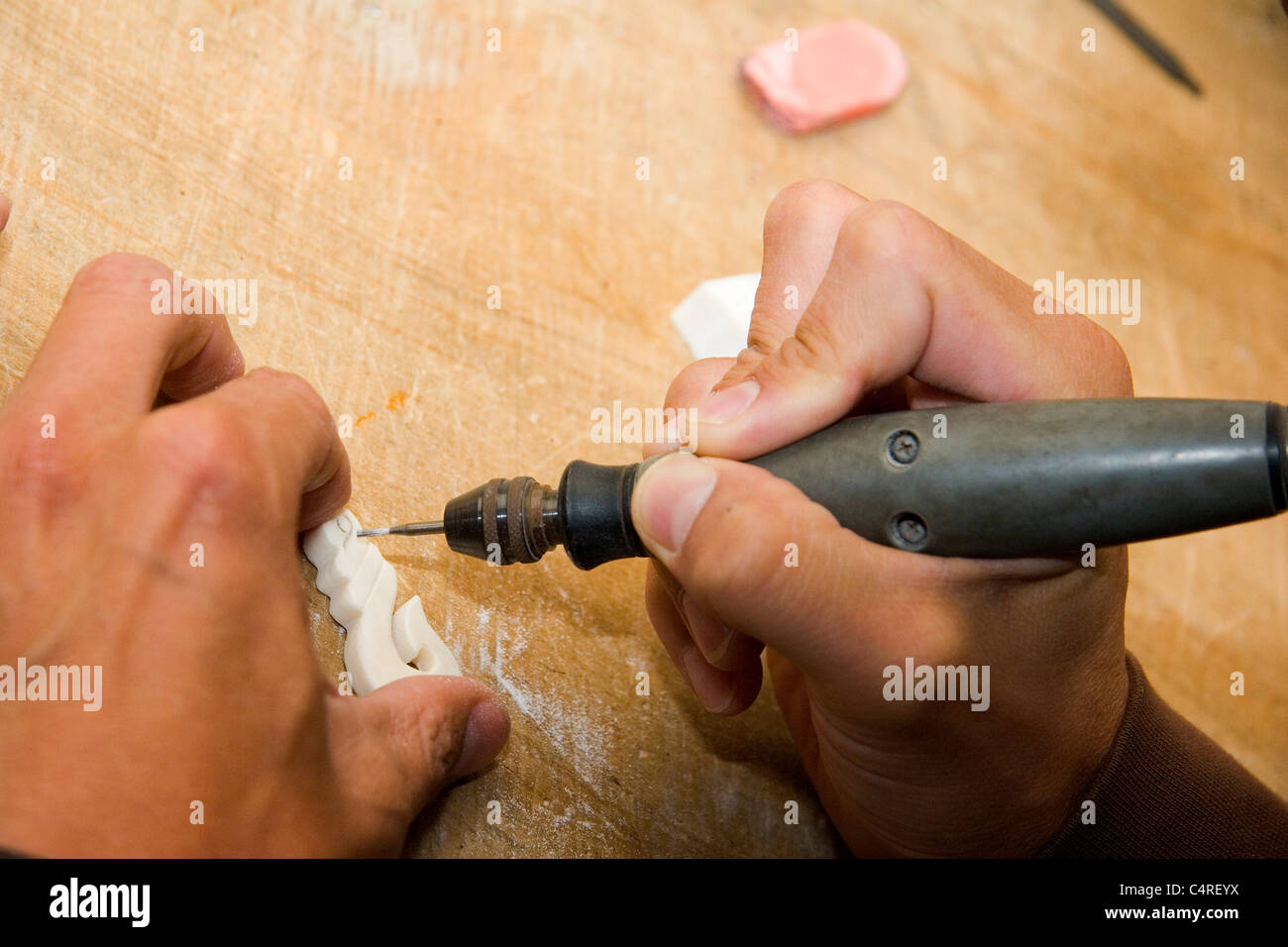 Craft di osso carving, Barrytown, Isola del Sud, Nuova Zelanda Foto Stock Craft di osso carving, Barrytown, Isola del Sud, Nuova Zelanda Foto Stock