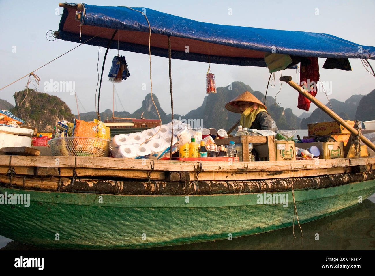 Vietnamita fornitore in barca sulla Baia di Ha Long, Vietnam Foto Stock