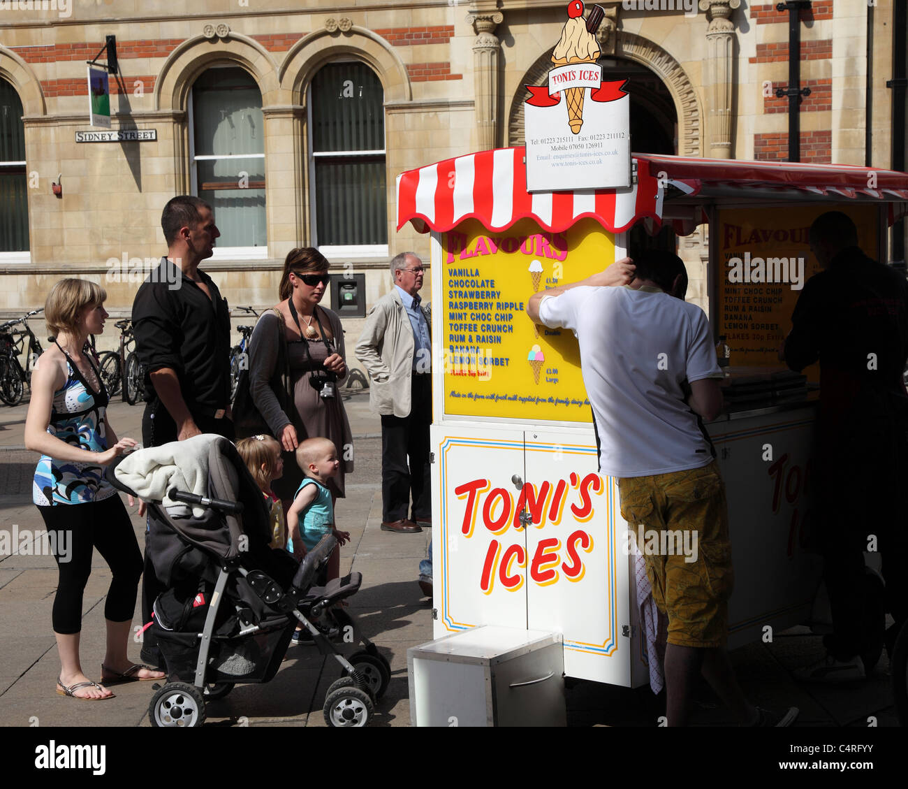 Persone che acquistano gelati da venditore ambulante Cambridge Inghilterra England Foto Stock