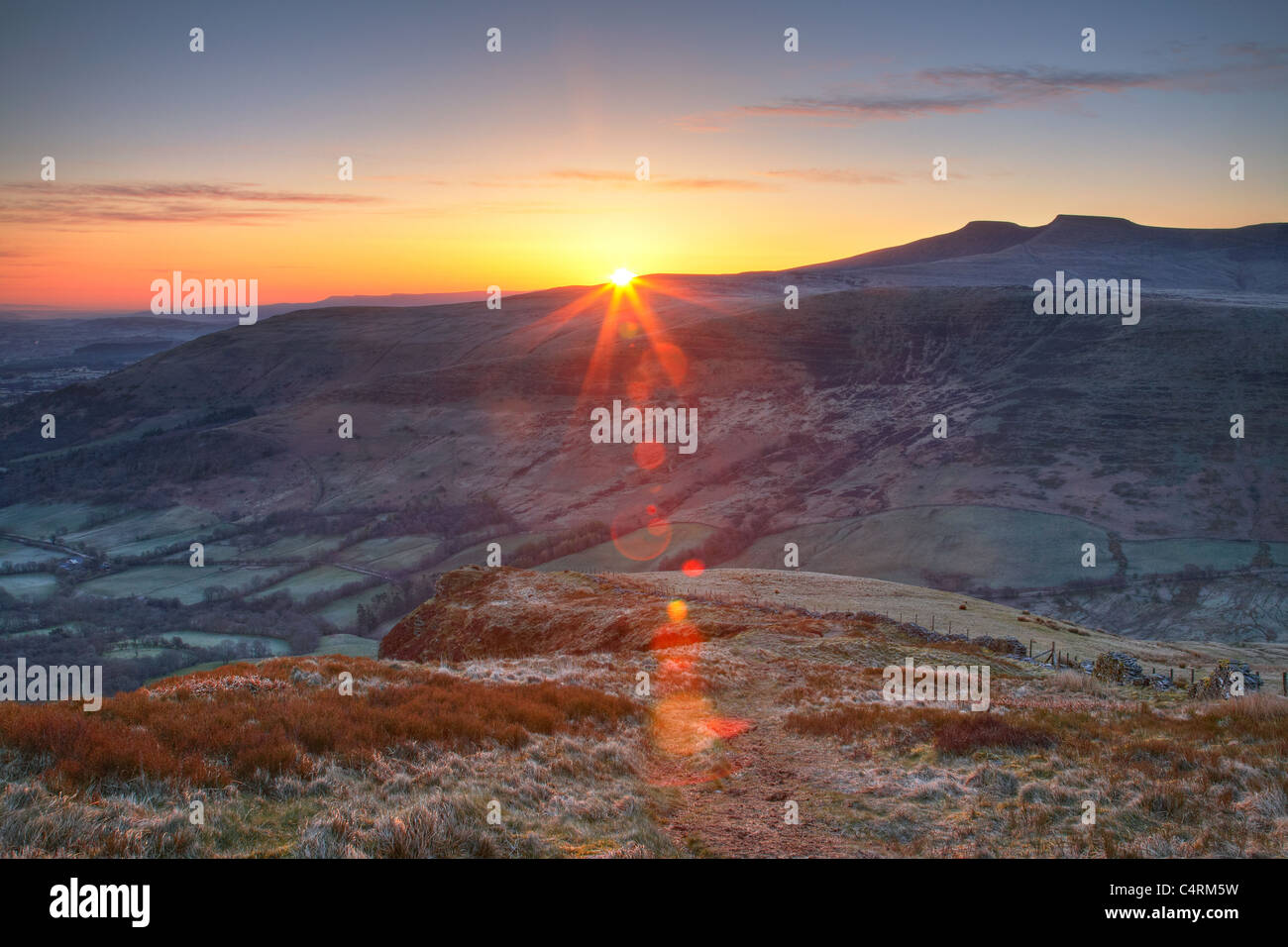 Sunrise con mais Du e Pen y Fan da Craig Cerrig-gleisiad, Parco Nazionale di Brecon Beacons, Galles Foto Stock