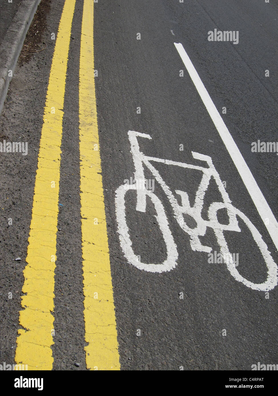 Doppio giallo linee con pista ciclabile Foto Stock