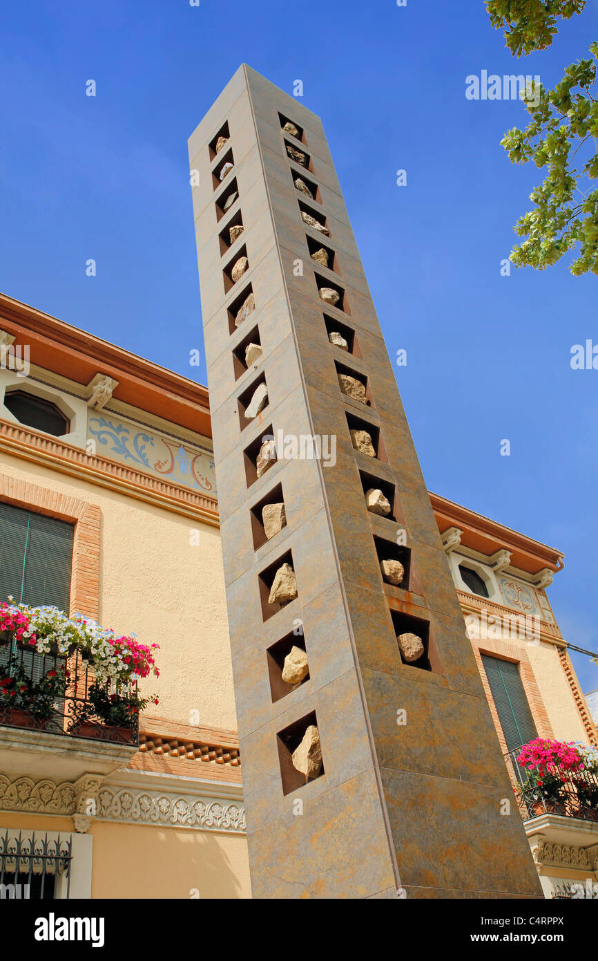 Monestir Square, Banyoles, Girona, Catalogna, Spagna. Un monumento che mostra una visualizzazione di rocce da diverse montagne della Catalogna. Foto Stock