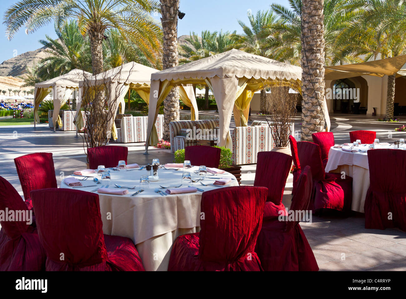 Giardini esterni e di un patio a Barr Al Jissah Resort vicino a Muscat Oman. Foto Stock