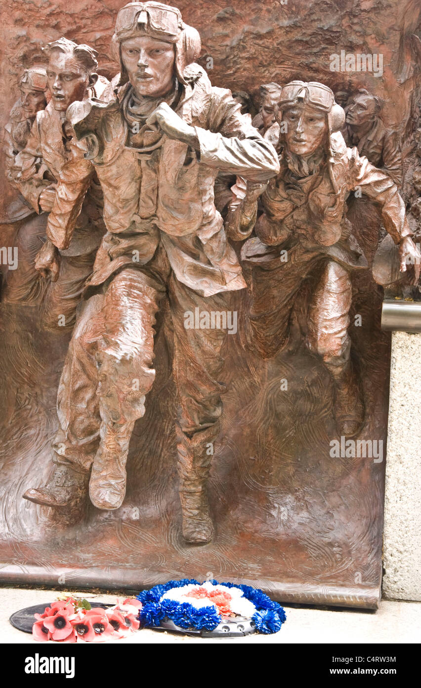 Battaglia di bronzo della Gran Bretagna la guerra mondiale 2 un monumento memorial sculpture di Paolo giorno Victoria Embankment Londra Inghilterra Europa Foto Stock