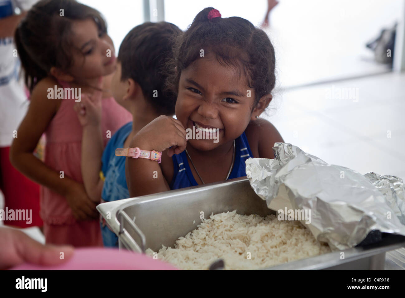 Dai 5 ai 6 anni bambini godendo heathy cibo, riso., Manaus, Amazonas Stato, Brasile del Nord. Foto Stock