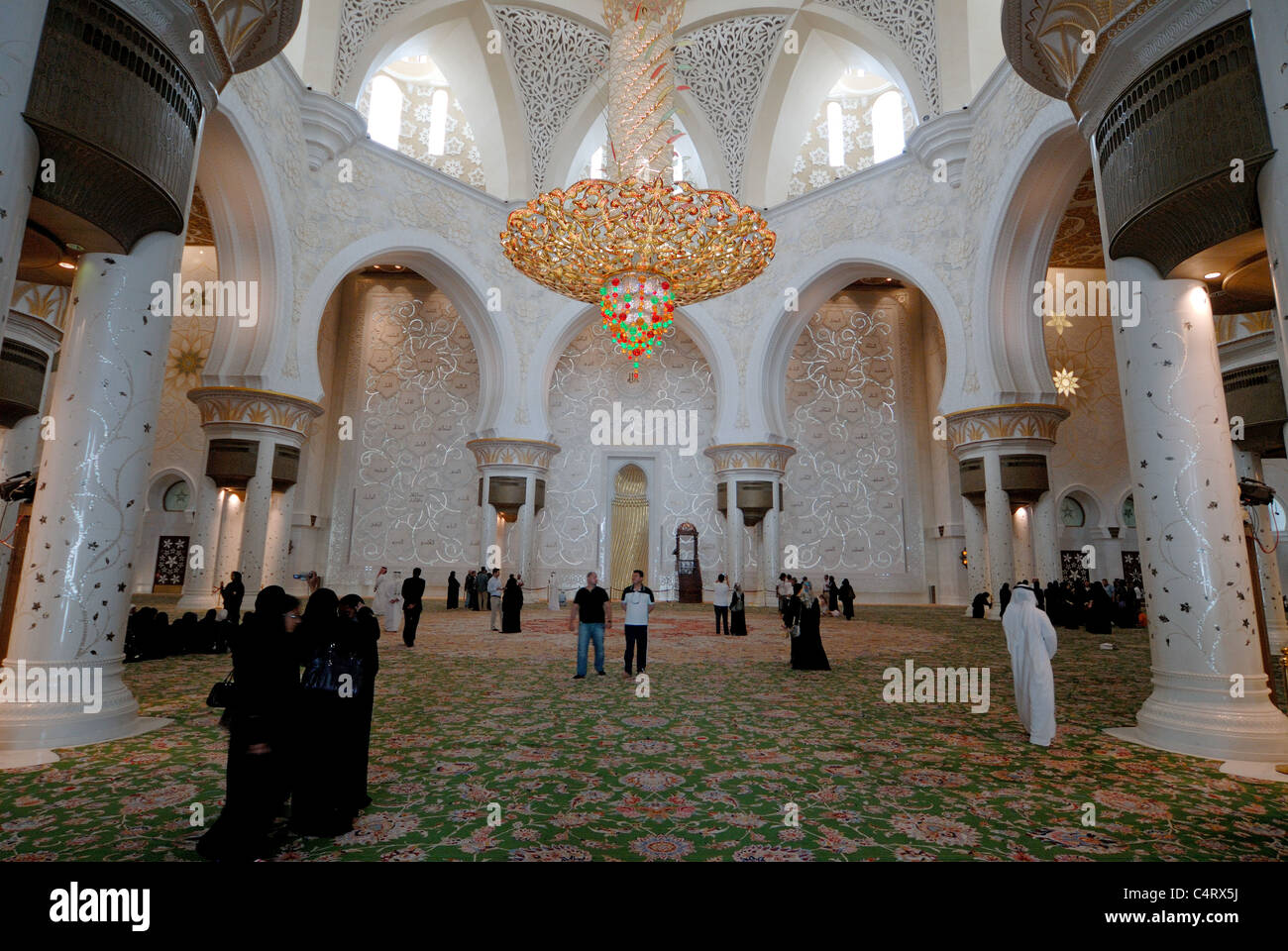 Corridoio principale di preghiera lo sceicco Zayed moschea, Abu Dhabi, Emirati arabi uniti Foto Stock