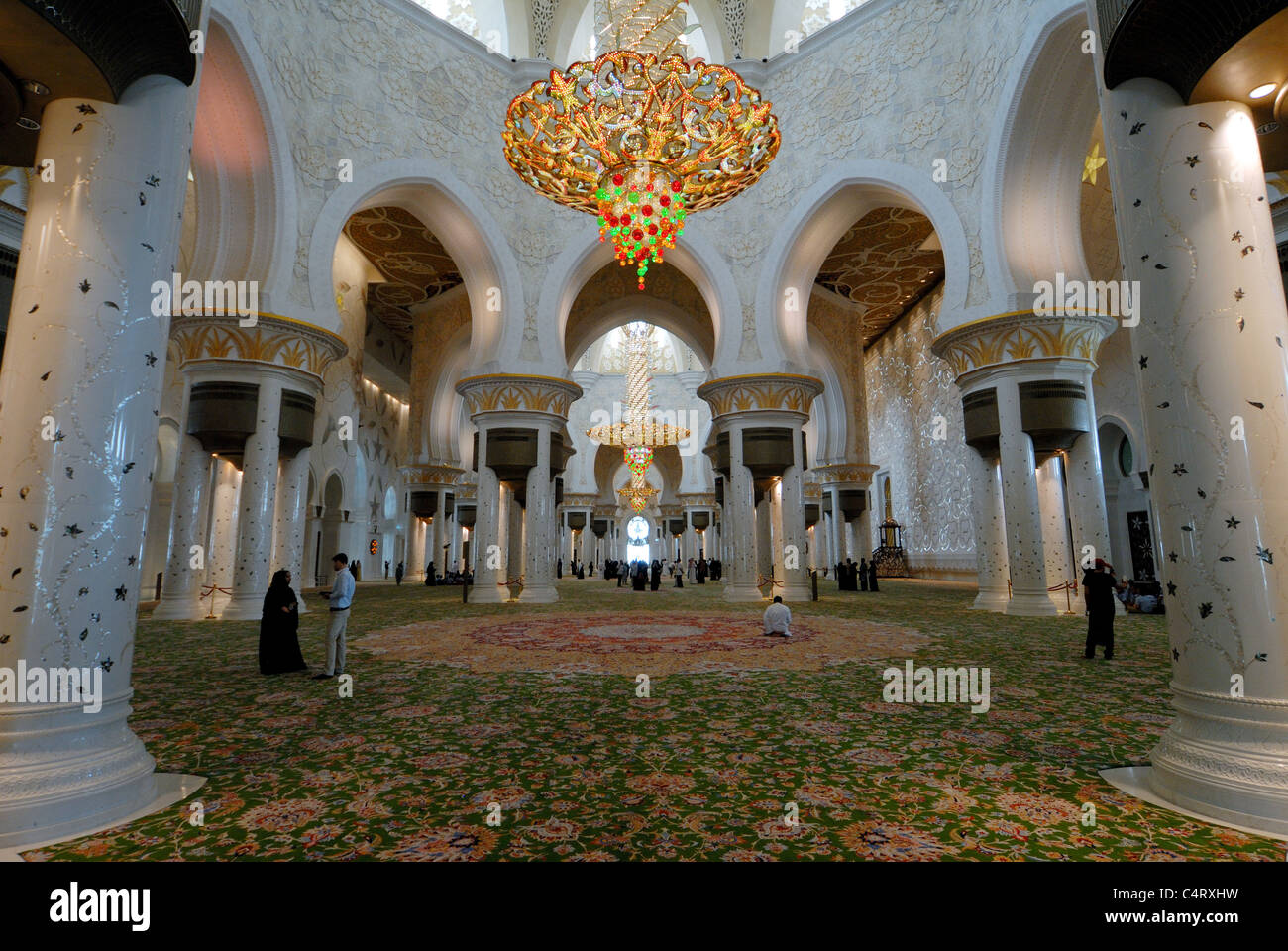 Corridoio principale di preghiera lo sceicco Zayed moschea, Abu Dhabi, Emirati arabi uniti Foto Stock