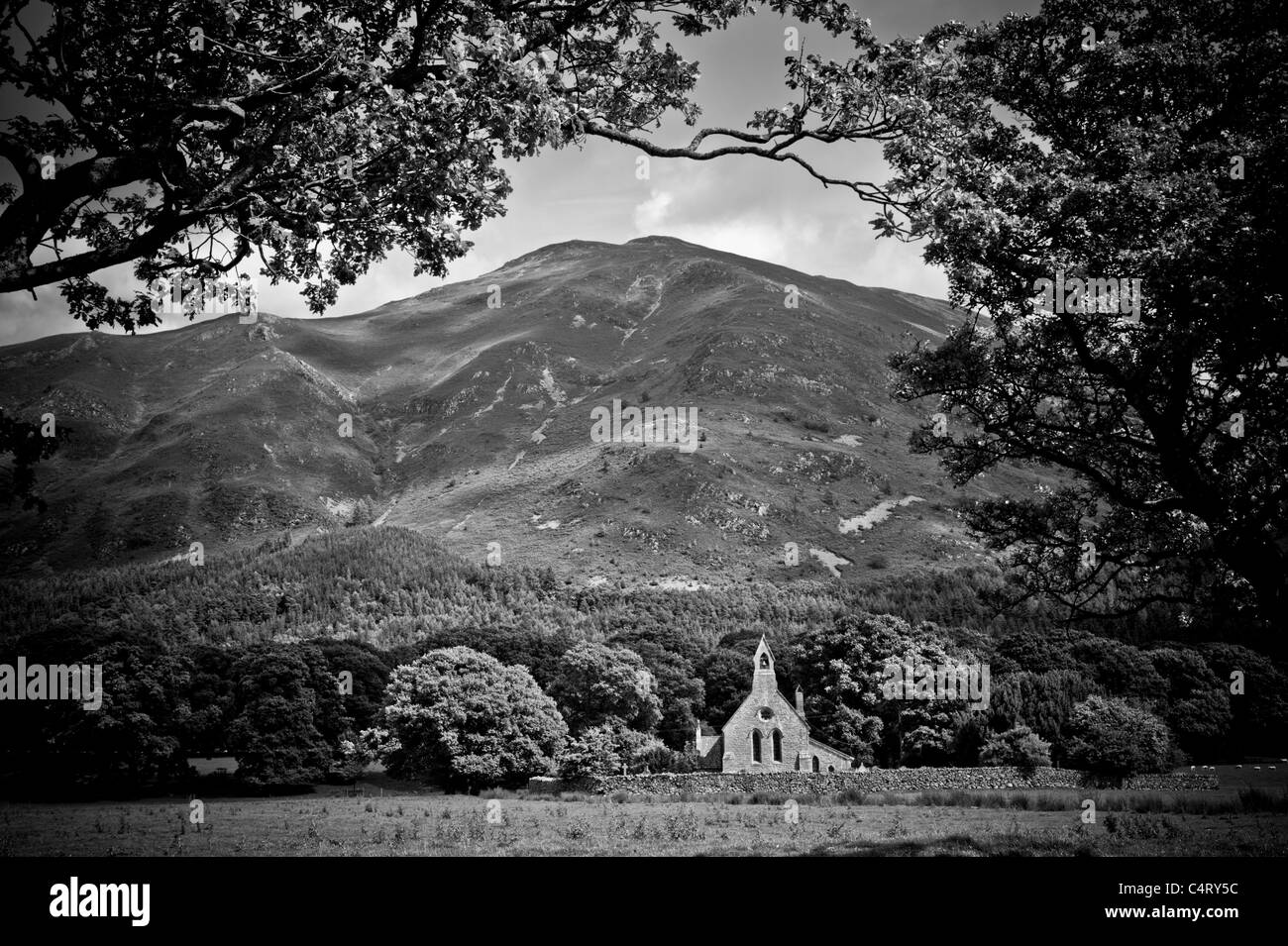 Foto monocromatica della remota chiesa di St Bega a Bassenthwaite ai piedi di Ullock Pike e Skiddaw. Cumbria. Foto Stock