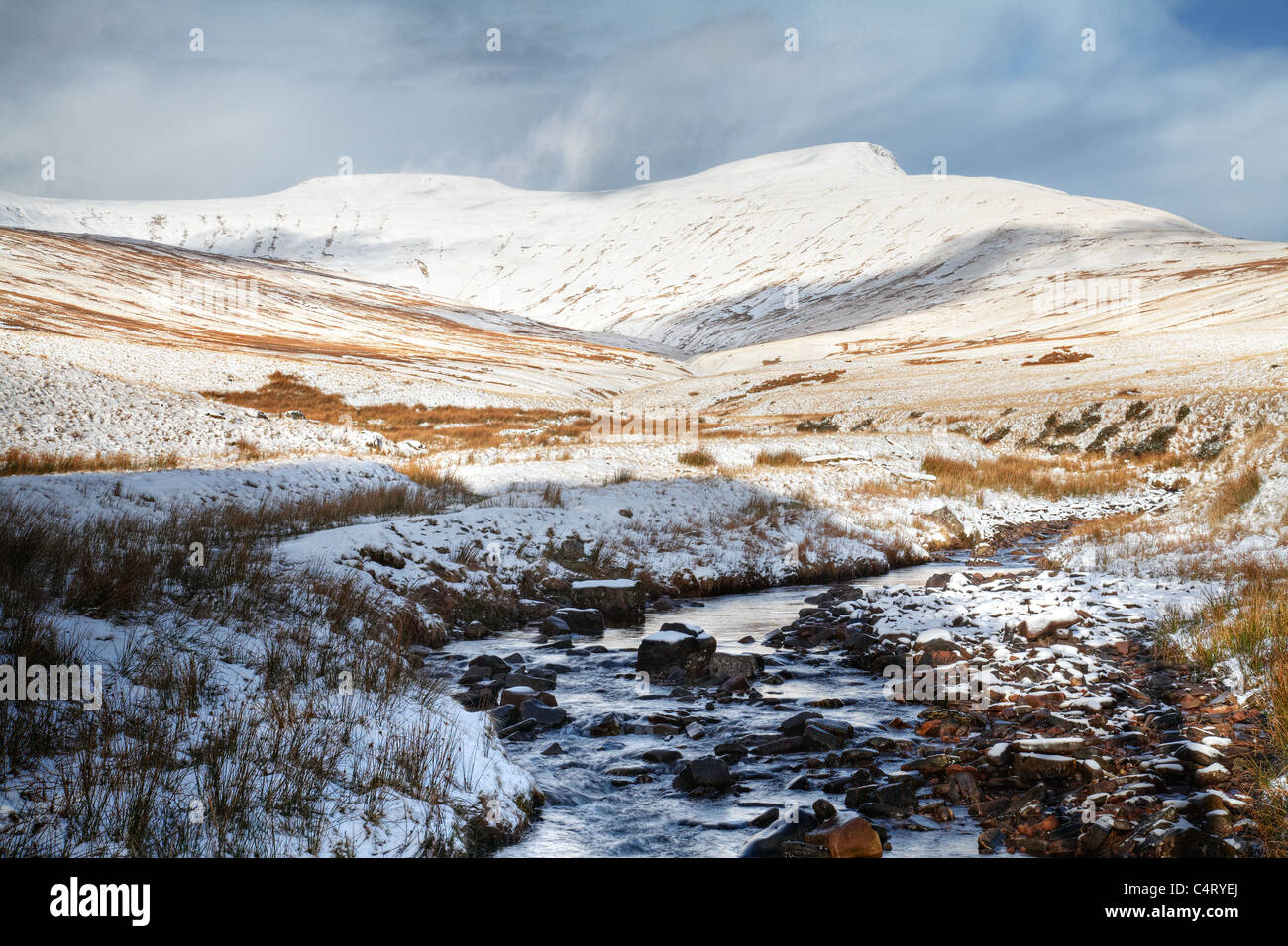 Il mais Du e Pen y Fan da Blaen Taf Fechan, Parco Nazionale di Brecon Beacons, Galles Foto Stock