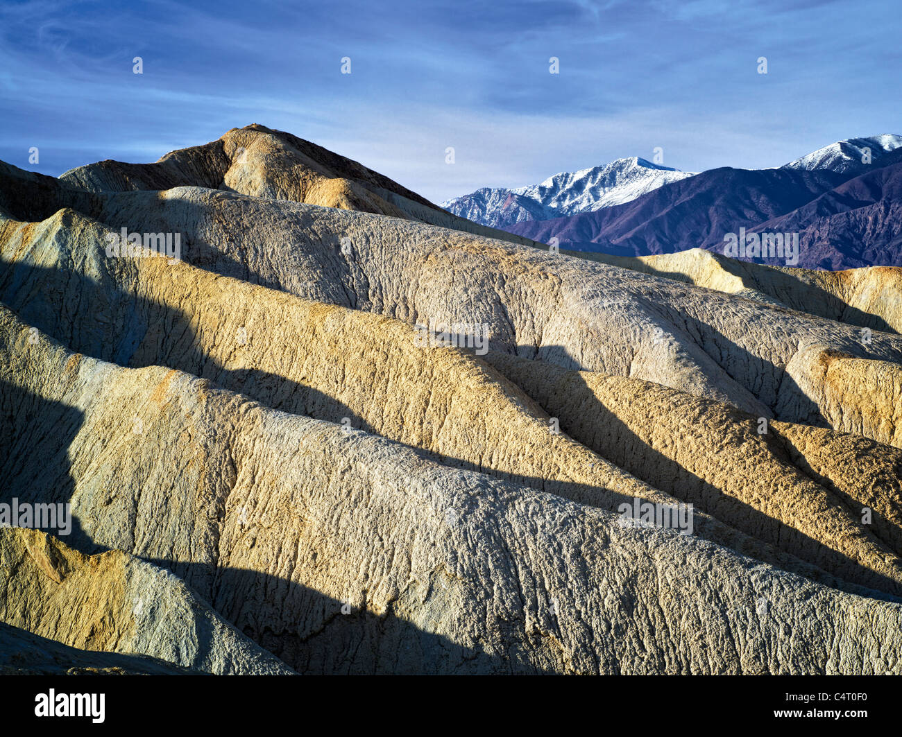 Le formazioni rocciose e coperte di neve picco del telescopio da Golden Canyon Trail. Parco Nazionale della Valle della Morte, California Foto Stock