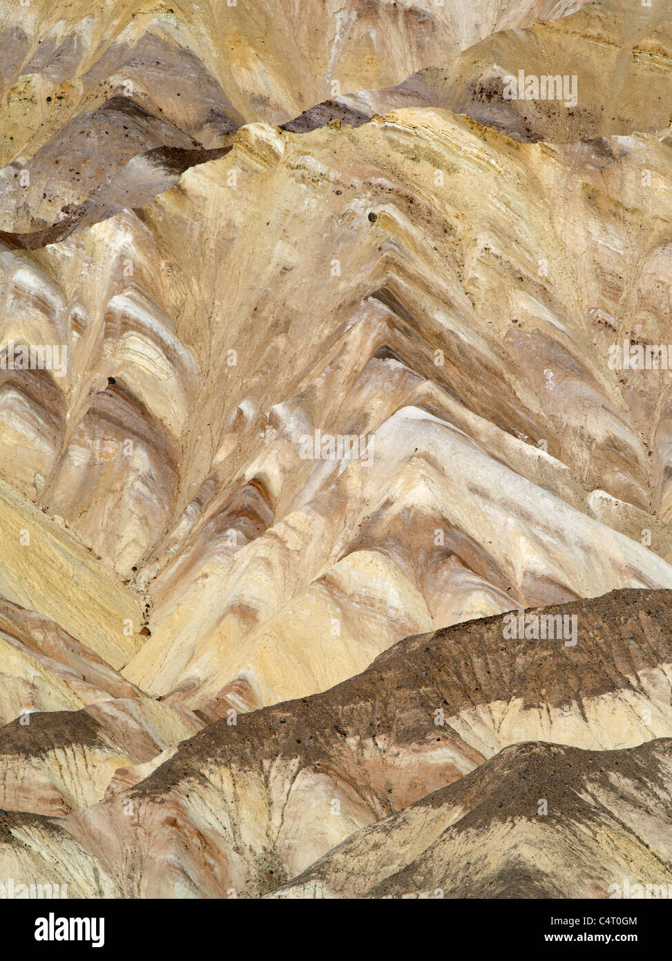 Striata formazioni rocciose da Golden Canyon Trail. Parco Nazionale della Valle della Morte, California Foto Stock