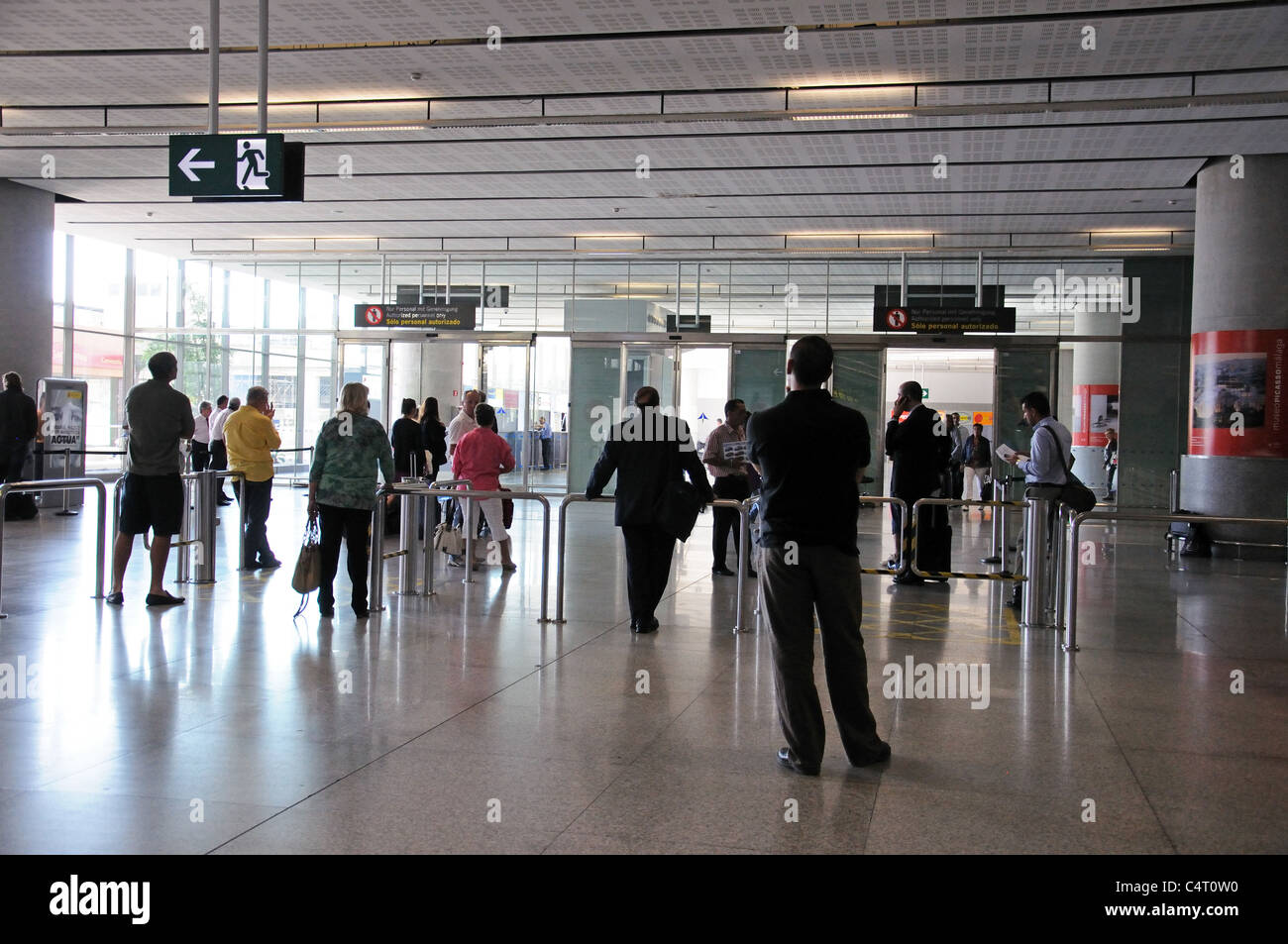 Airport arrivals hall immagini e fotografie stock ad alta risoluzione -  Alamy