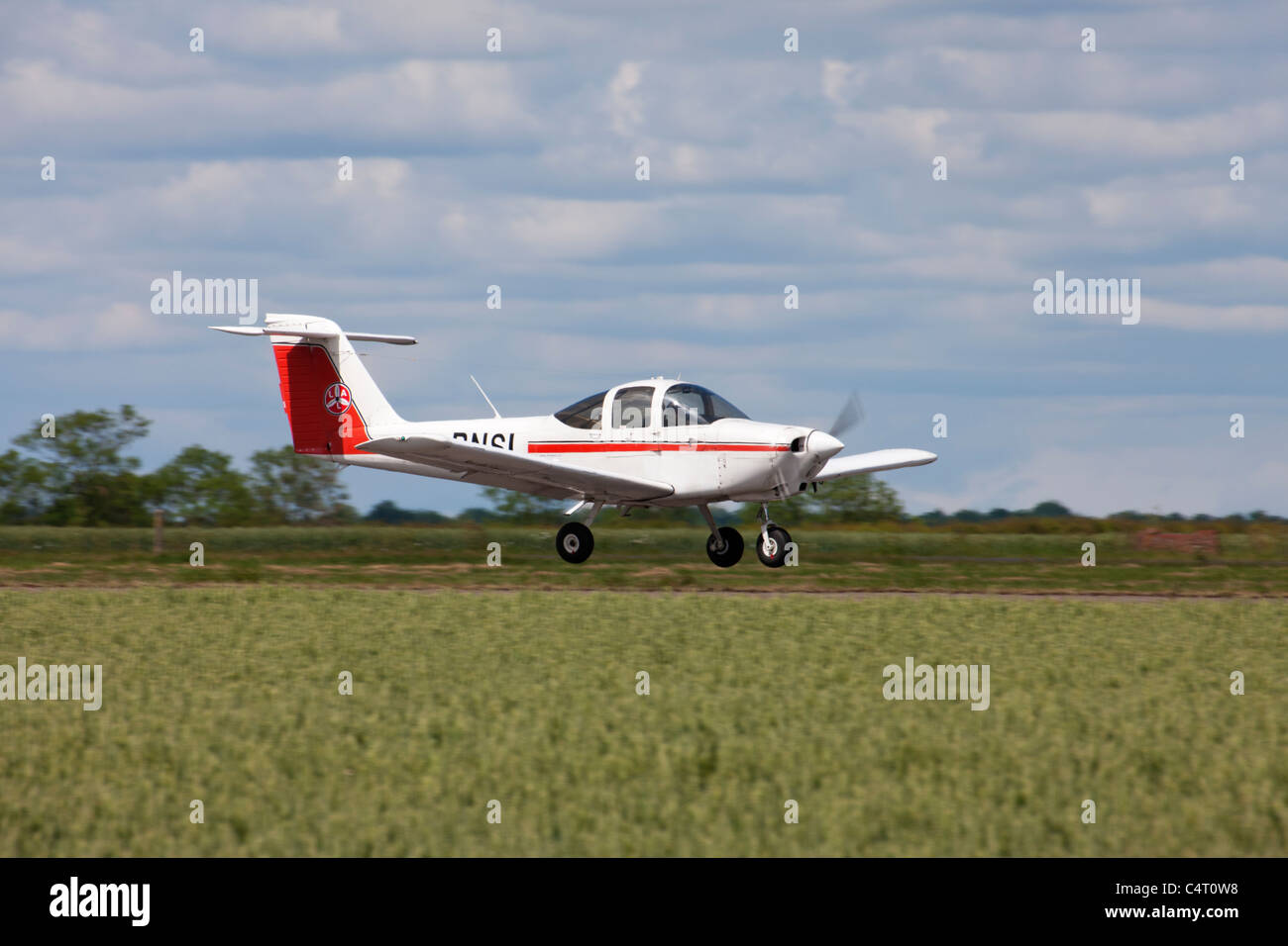 Piper PA-38-112 Tomahawk G-BNSL in atterraggio a Sturgate Airfield Foto Stock