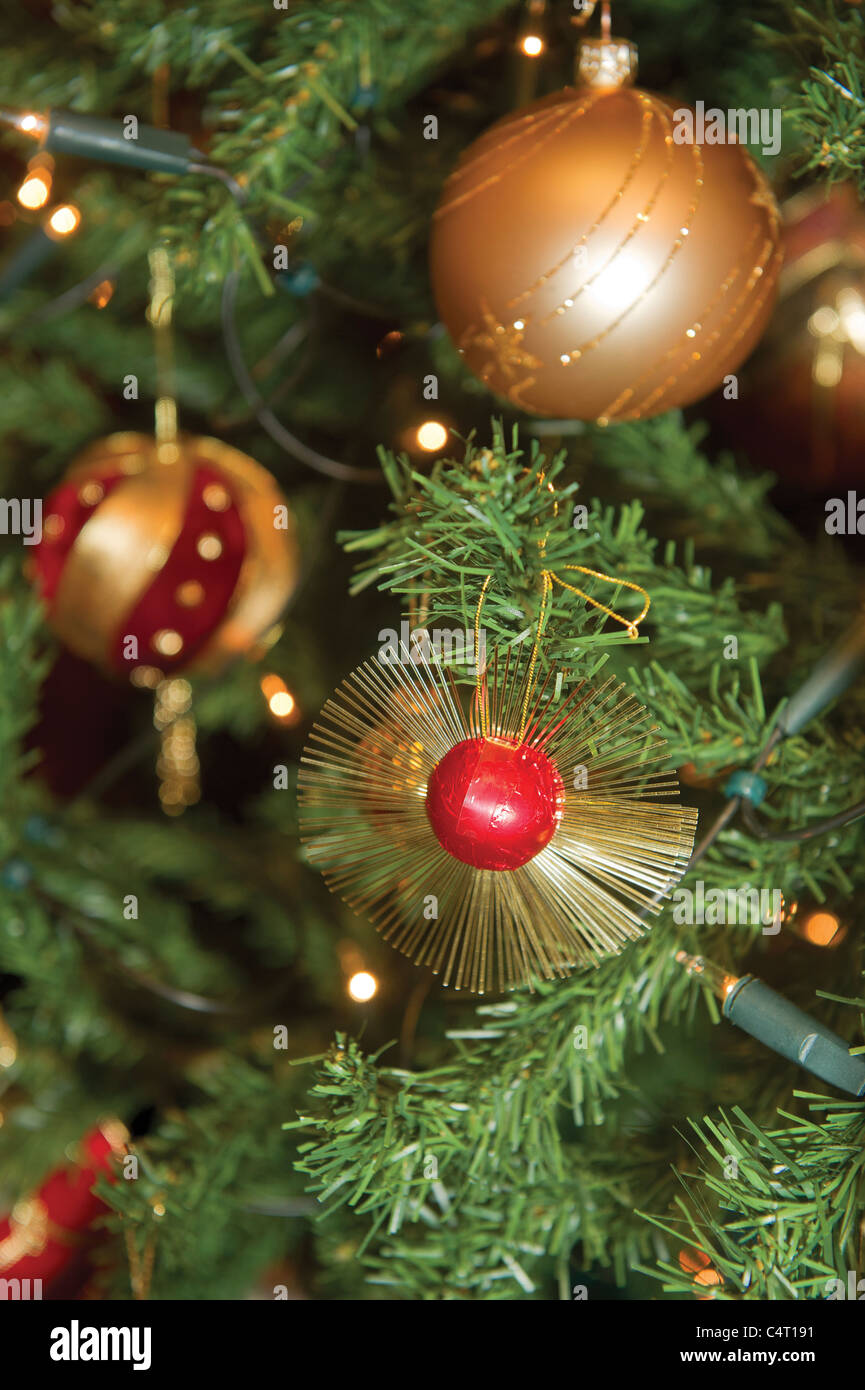 Le decorazioni di Natale pallina tradizionale oro rosso festosa baubles stagionali vacanze ad albero sparkle oro argento Foto Stock