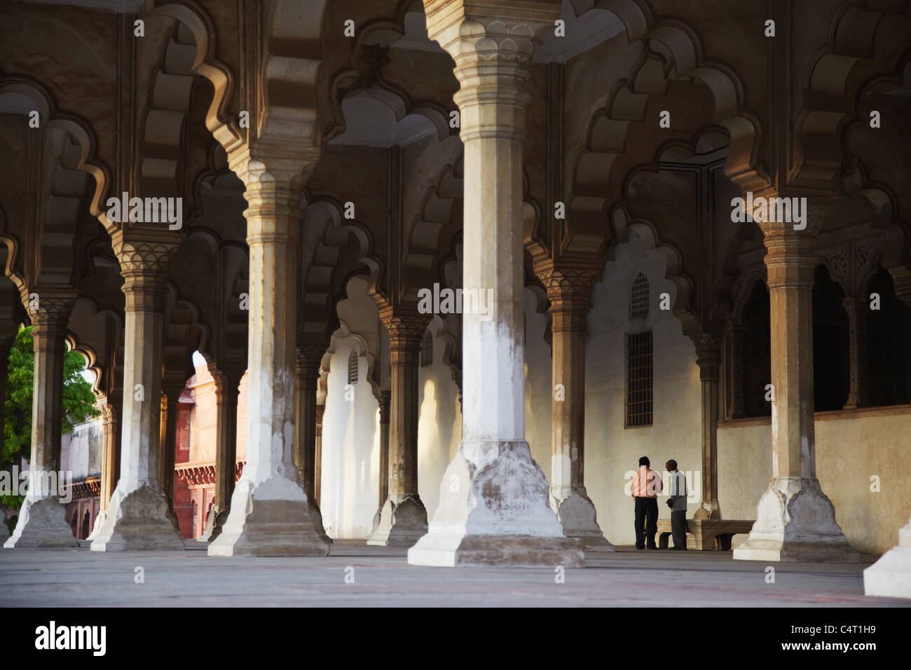 Gli uomini in Diwam-i-AM (sala delle udienze pubbliche) in Agra Fort Agra, Uttar Pradesh, India Foto Stock