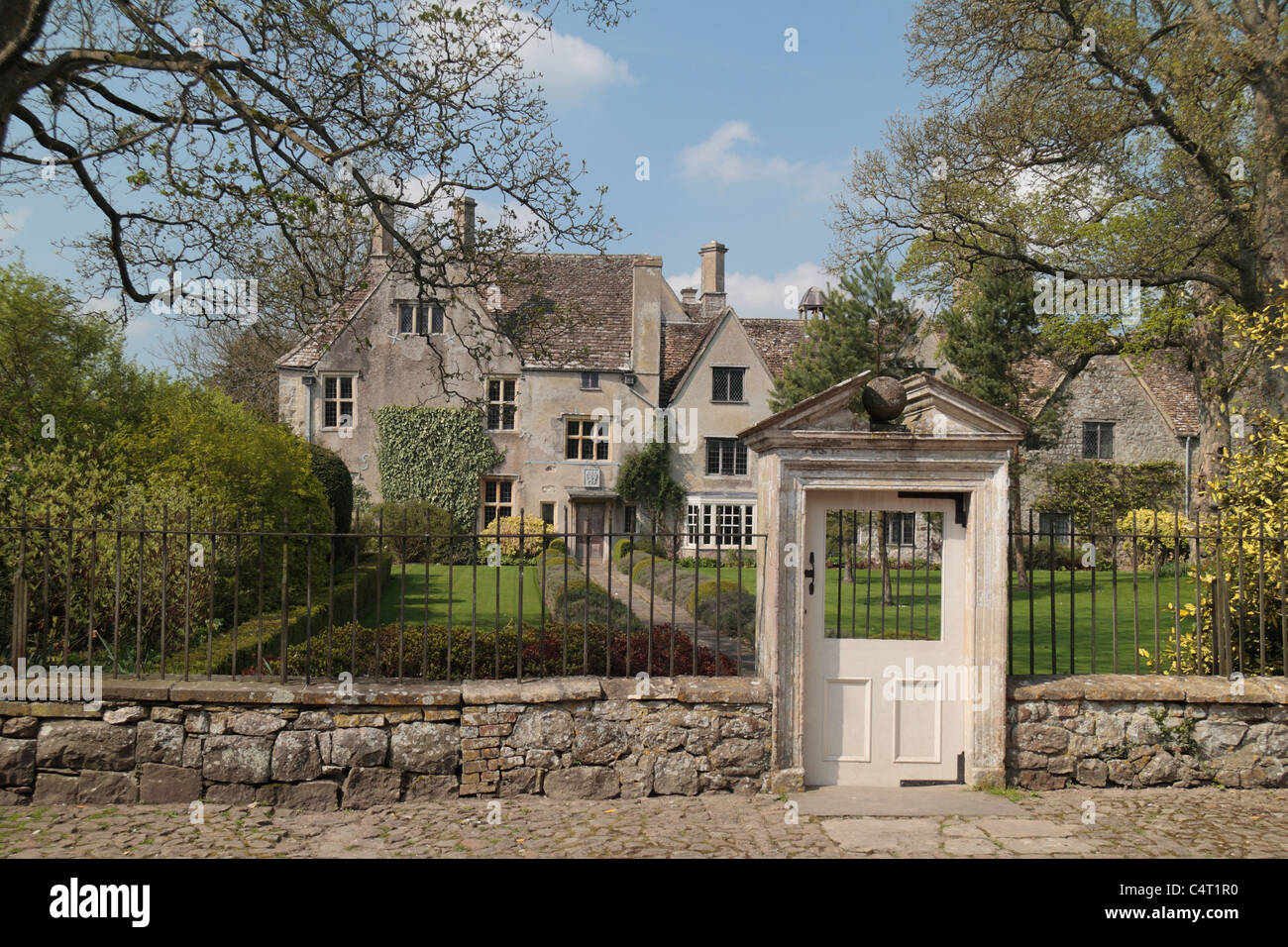 Muro di cinta di Avebury Manor, un precoce cinquecentesca di Manor House, nel piccolo villaggio di Avebury, Wiltshire, Inghilterra. Foto Stock