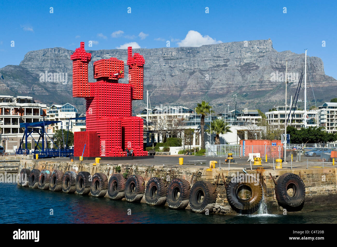 Elliot la cassa ventola con Table Mountain vista da V&A Waterfront a Città del Capo in Sud Africa Foto Stock