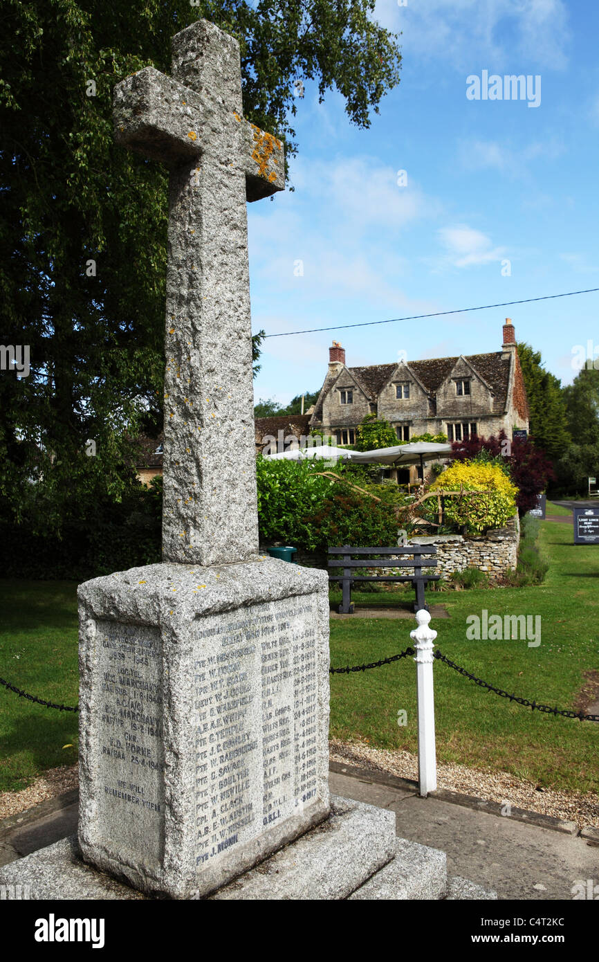 Il War Memorial dedicato agli uomini del villaggio di Clanfield in Oxfordshire, Inghilterra. Foto Stock