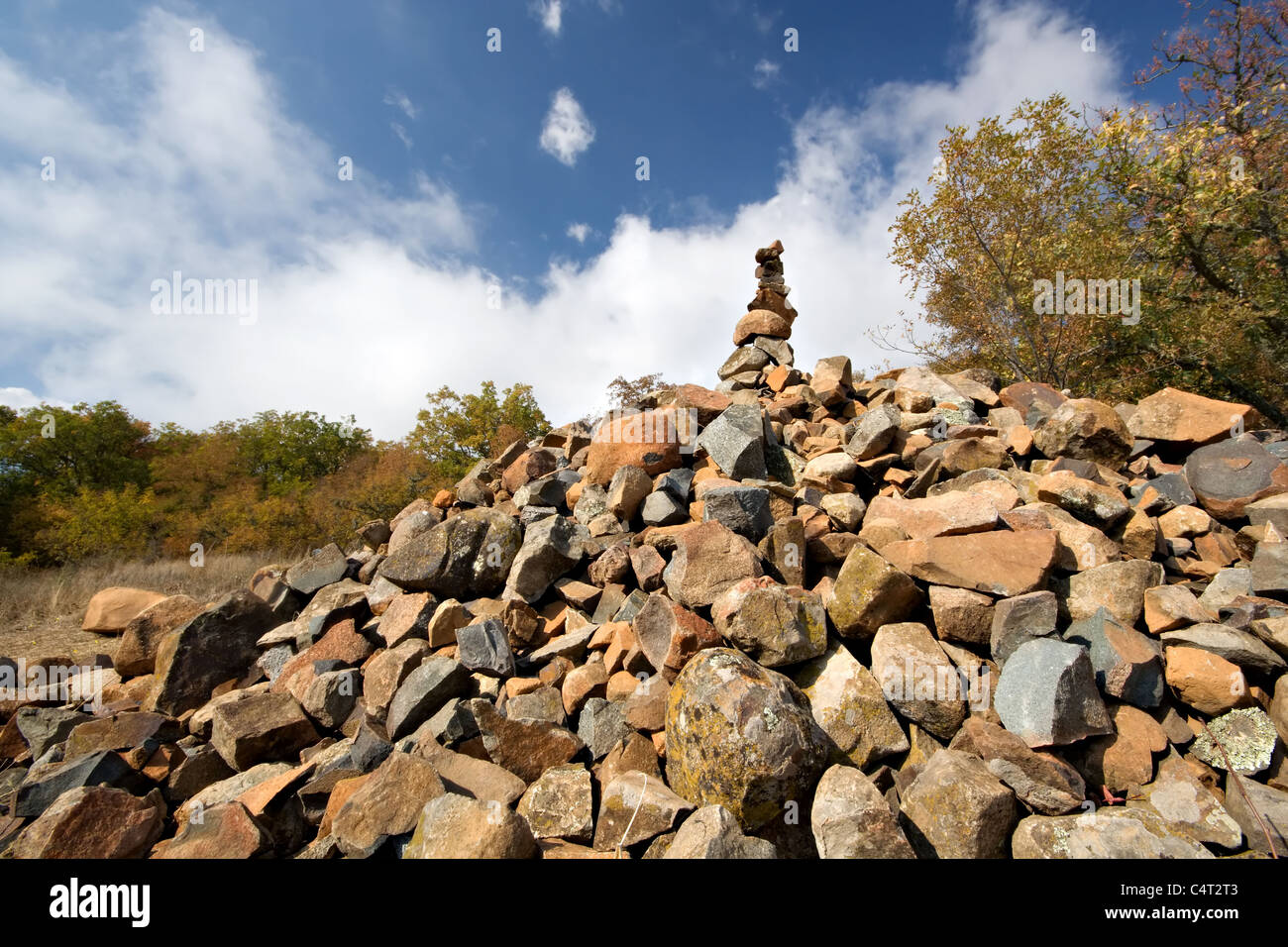 Mucchio di pietre a monte Au-Dag. Piramide. Crimea montagne. Foto Stock