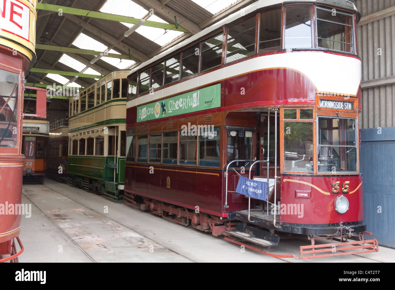 Tram schierate int egli tram capannone Foto Stock