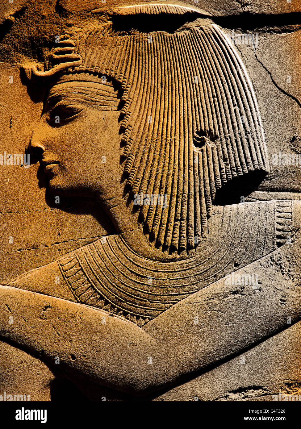 Re Ramses il secondo presso il tempio di Karnak mentre egli sta dando offerte a Dio Amen Ra Foto Stock