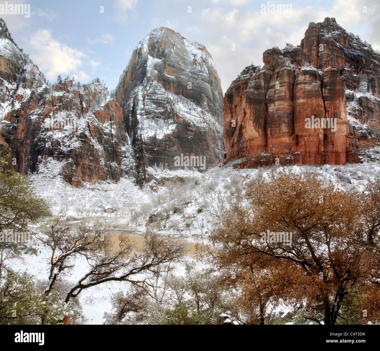 Picchi di montagna e in inverno la neve in Valle di Sion, Parco Nazionale Zion, Utah, Stati Uniti d'America Foto Stock