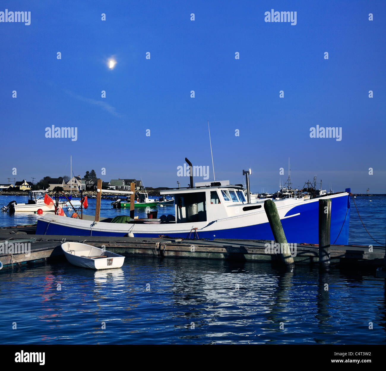 Con una mezza luna sul luogo di una Lobster Boat gommoni e sedersi a riposo nel crepuscolo calante, segala Harbour, New Hampshire, STATI UNITI D'AMERICA Foto Stock