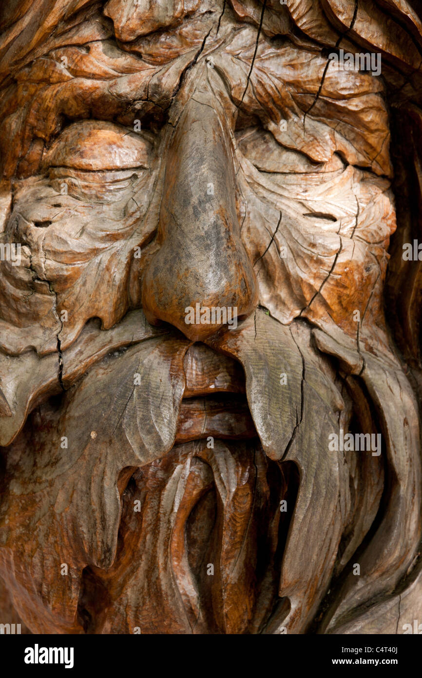 Scultura in legno di una faccia barbuta Foto Stock
