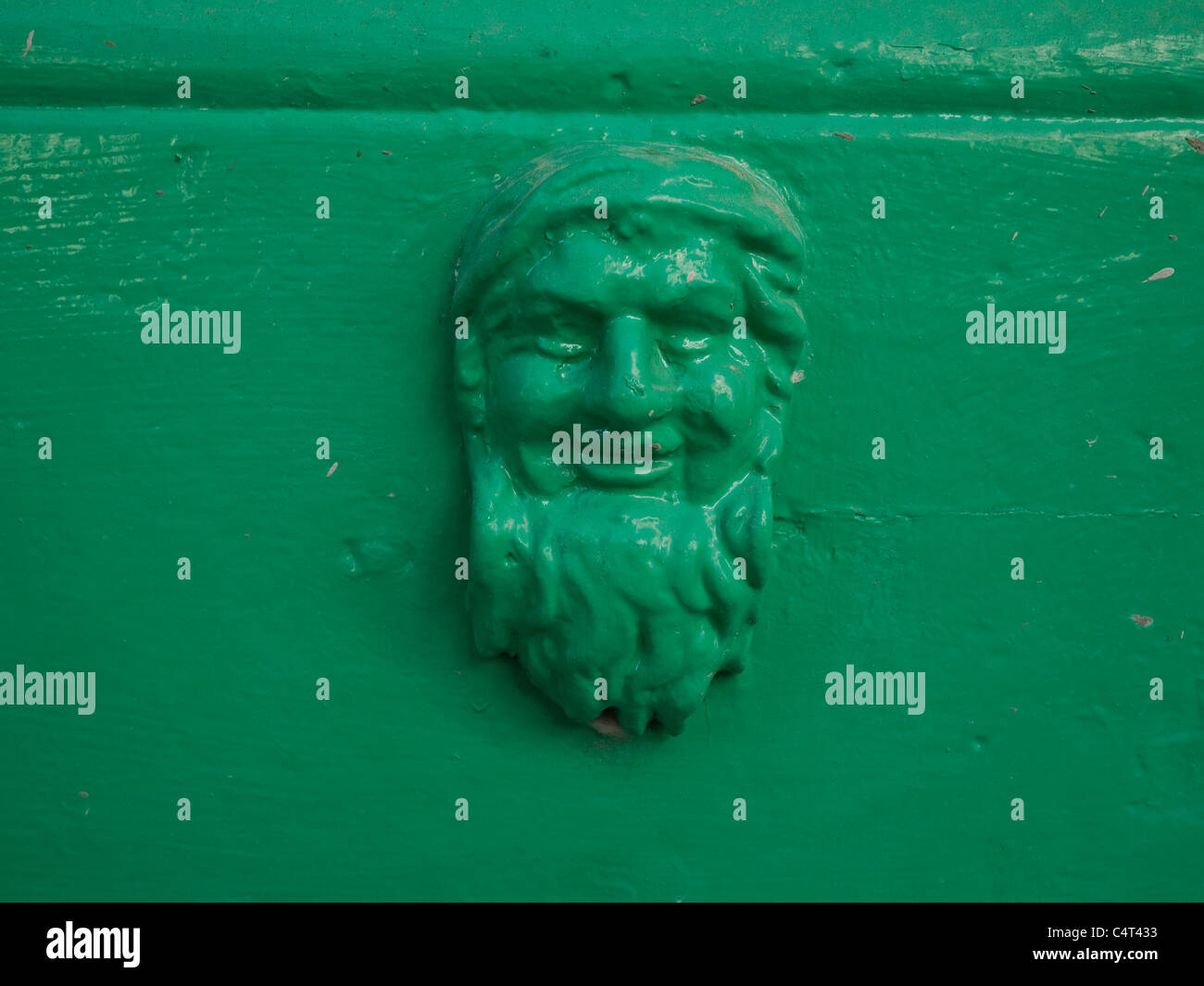 Verde faccia gnome sulla porta di casa Foto Stock