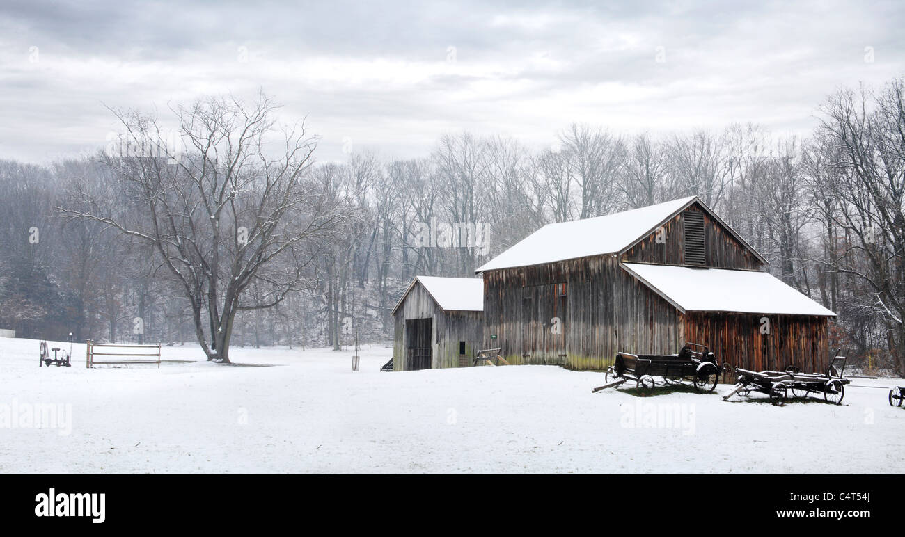 Un fienile e antichi carri In inverno la neve, Southwestern Ohio, Stati Uniti d'America Foto Stock