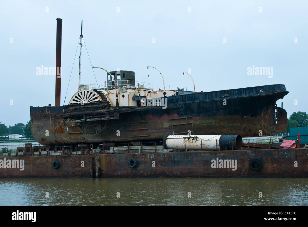 Davvero vecchio rimorchiatore battello a vapore (John H Amos) essendo ristrutturato sul fiume Medway, Kent, England, Regno Unito Foto Stock