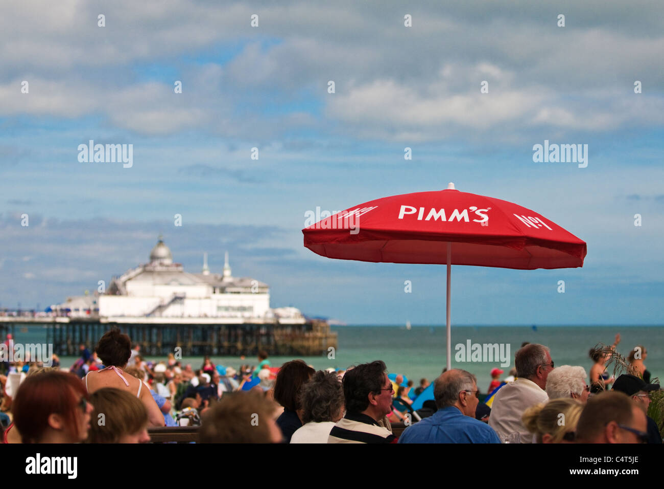Il Pimm's ombrello baldacchino del sole in spiaggia Foto Stock