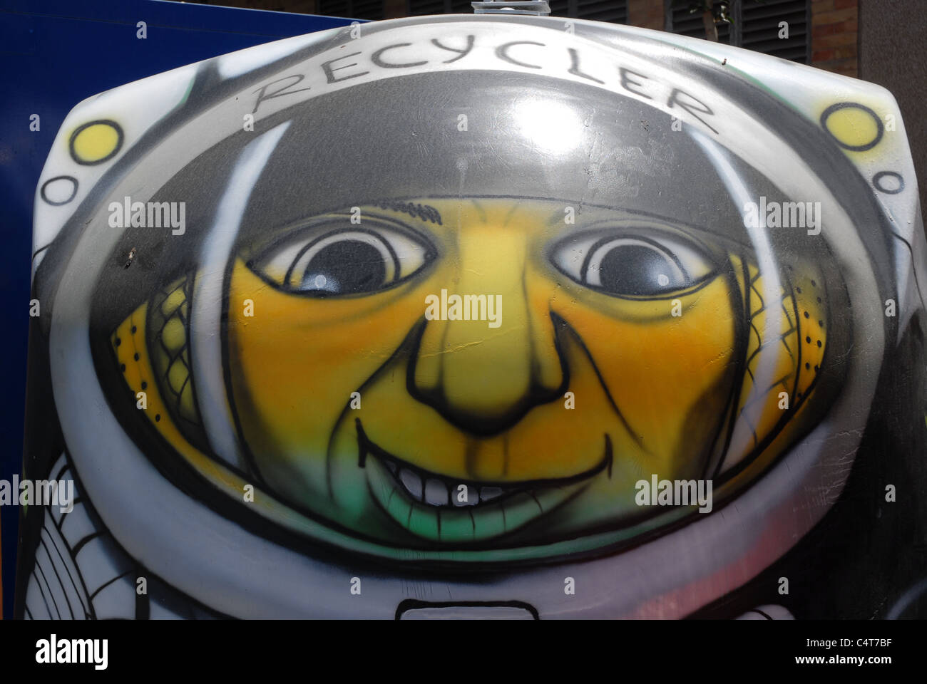 Alluminio può recycling bin, verniciato con graffiti a guardare come un astronauta, Alicante, Provincia di Alicante, Valencia, Spagna Foto Stock
